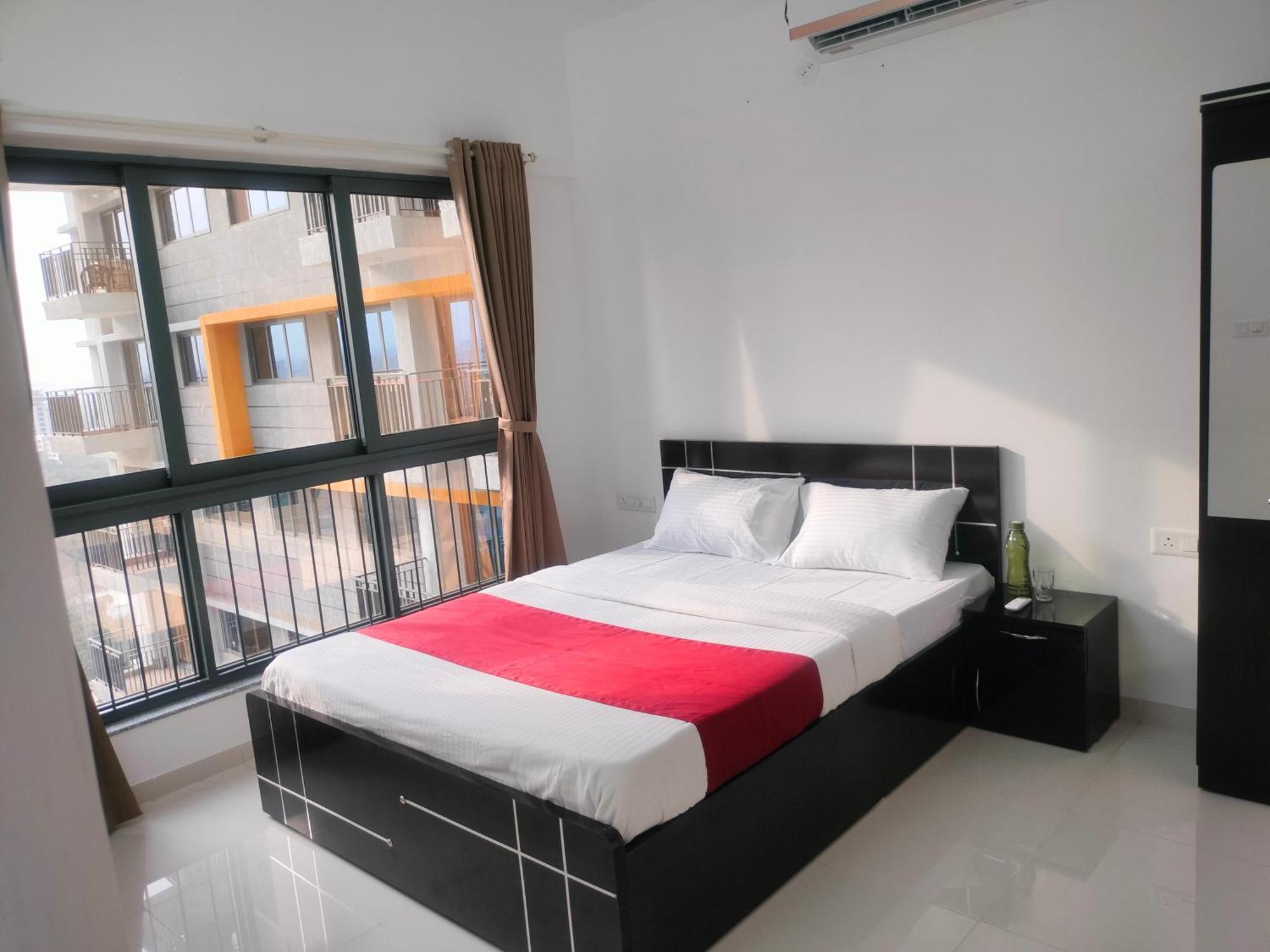 2bhk Gold Tower Amanora Park Town Apartment *